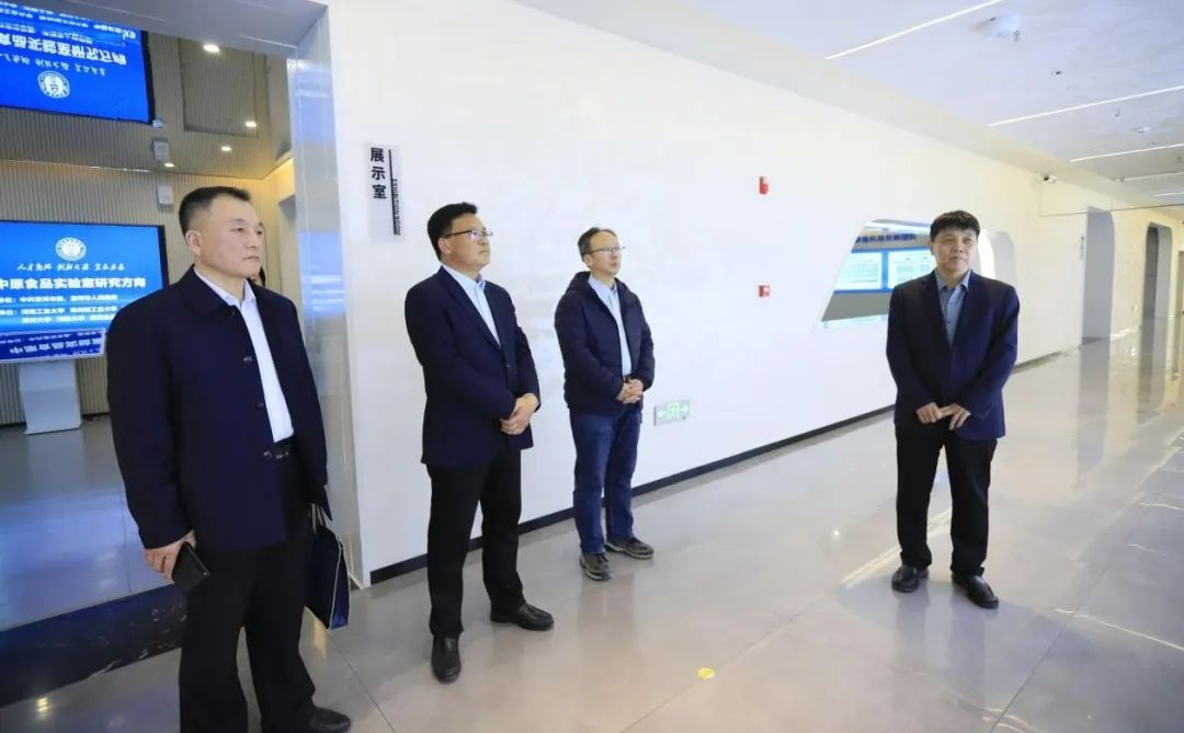 花花牛乳業(yè)集團(tuán)黨委書記、董事長(zhǎng)唐洪峰一行赴中原食品實(shí)驗(yàn)室同中國(guó)工程院院士、中原食品實(shí)驗(yàn)室主任任發(fā)政座談交流