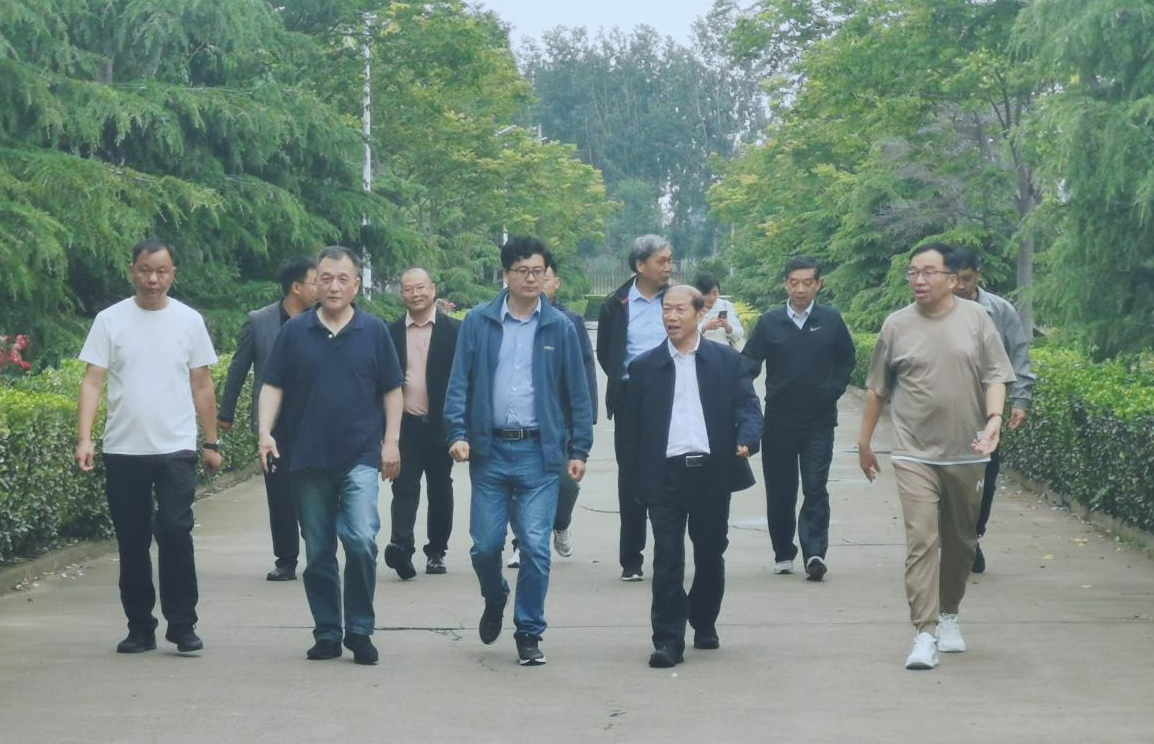 花花牛丨河南農(nóng)業(yè)大學(xué)黨委副書記、校長(zhǎng)介曉磊一行蒞臨花花牛河南瑞亞參觀調(diào)研