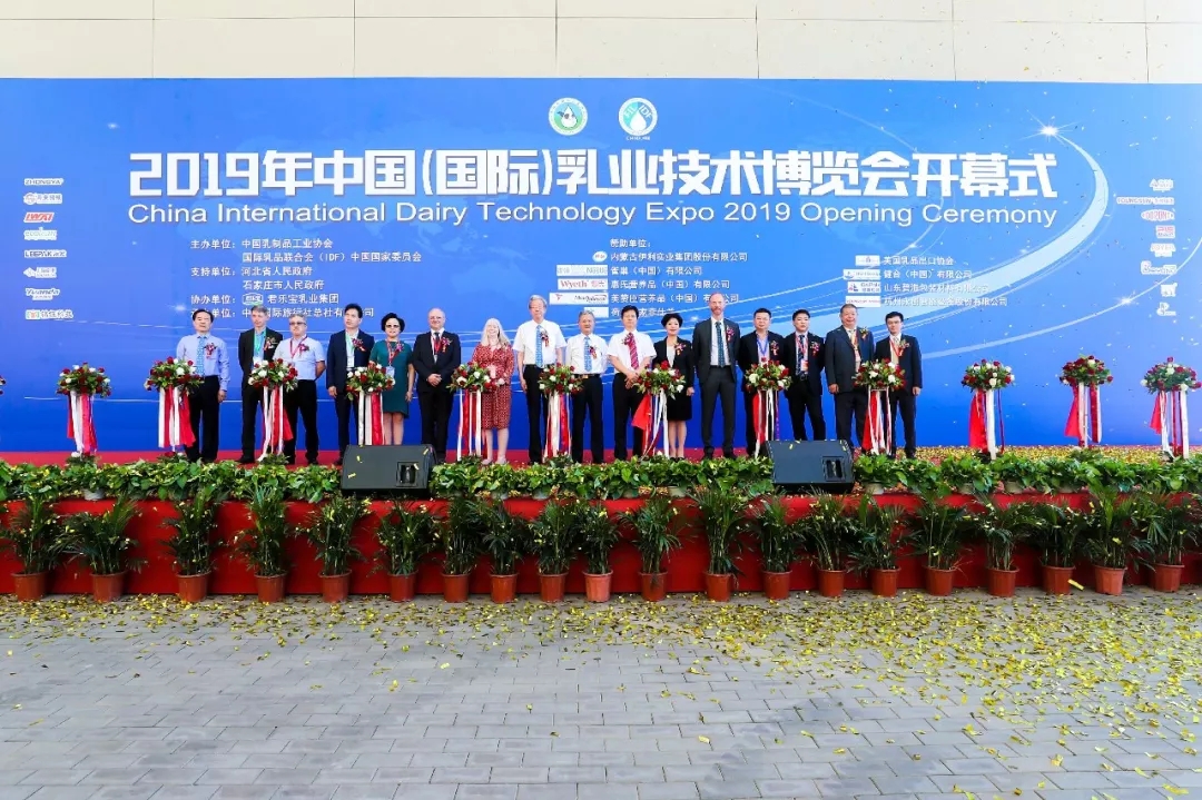 中國乳制品工業(yè)協(xié)會第二十五次年會召開！花花牛總裁董碩峰獲“振興乳業(yè)領(lǐng)軍人”榮譽(yù)稱號