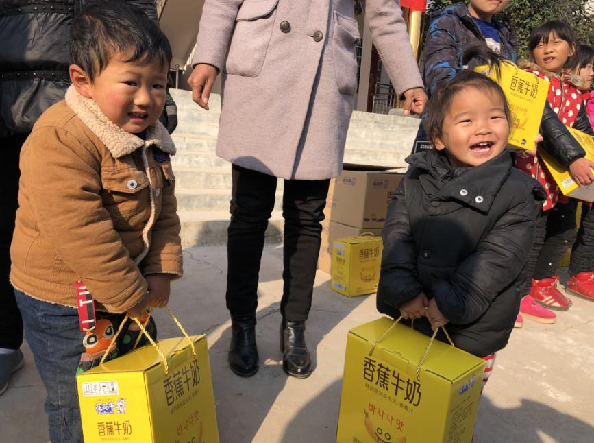 花花牛走進新密白龍廟村 讓山區(qū)的孩子喝到最新鮮的牛奶