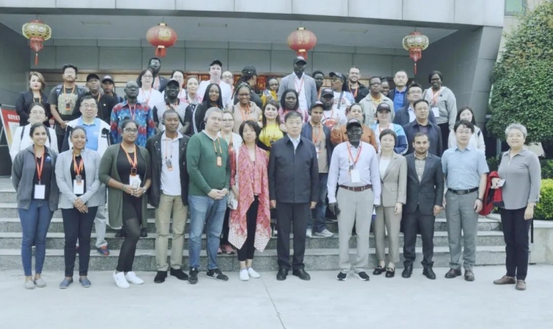 北京大學南南合作與發(fā)展學院教授、全球伙伴關(guān)系主任周詠梅一行蒞臨花花牛平輿瑞亞牧業(yè)參觀調(diào)研