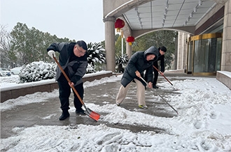 掃雪除冰 展現(xiàn)擔(dān)當(dāng) ——花花牛乳業(yè)集團(tuán)開展掃雪除冰志愿服務(wù)活動